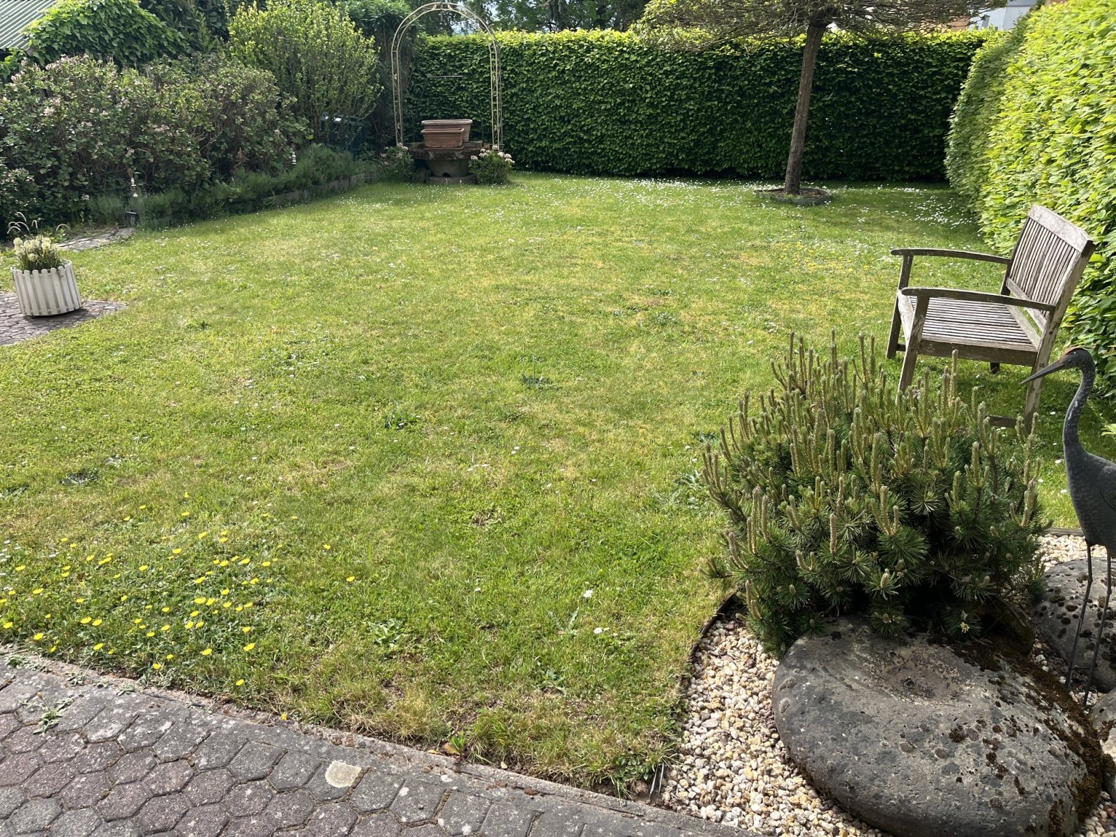 ESCHBERG : Gepflegter WOHNTRAUM mit versetzten WOHNEBENEN und tollem GARTEN !