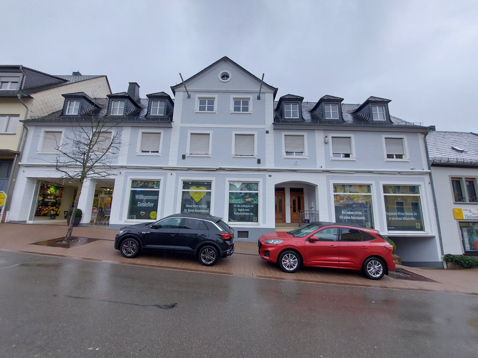 THALFANG : Hochwertige Wohnung ( ca. 152 m² ) mit Einbauküche, Dachterrasse und Garten !