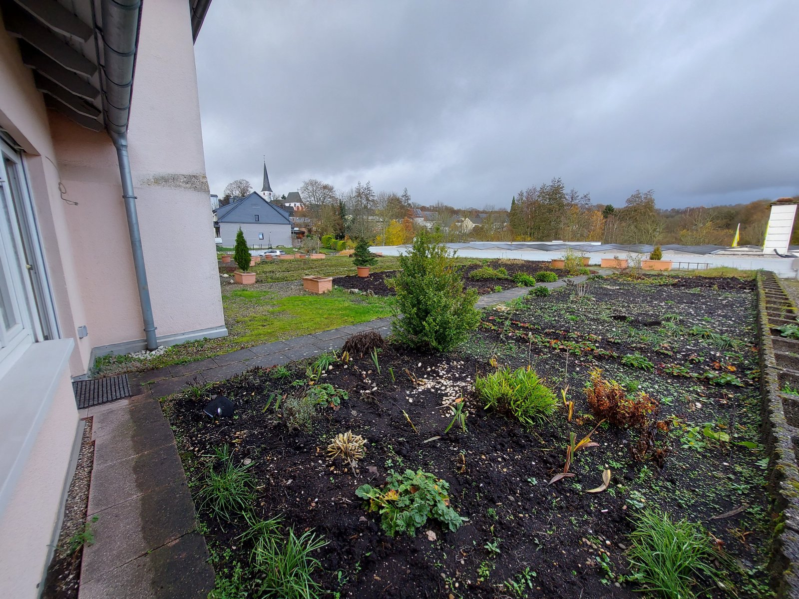 THALFANG : Hochwertige Wohnung ( ca. 152 m² ) mit Einbauküche, Dachterrasse und Garten !