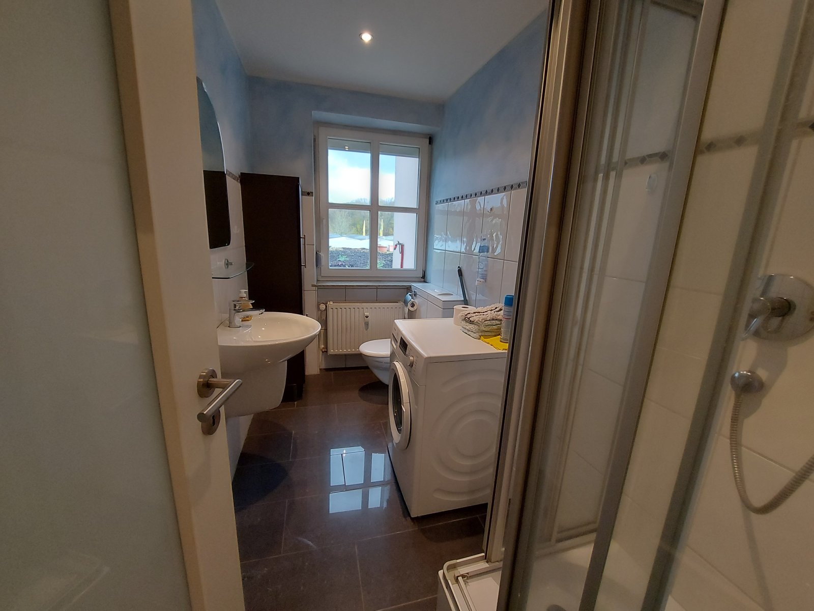 THALFANG : Hochwertige Wohnung ( ca. 152 m² ) mit Einbauküche, Dachterrasse und Garten !