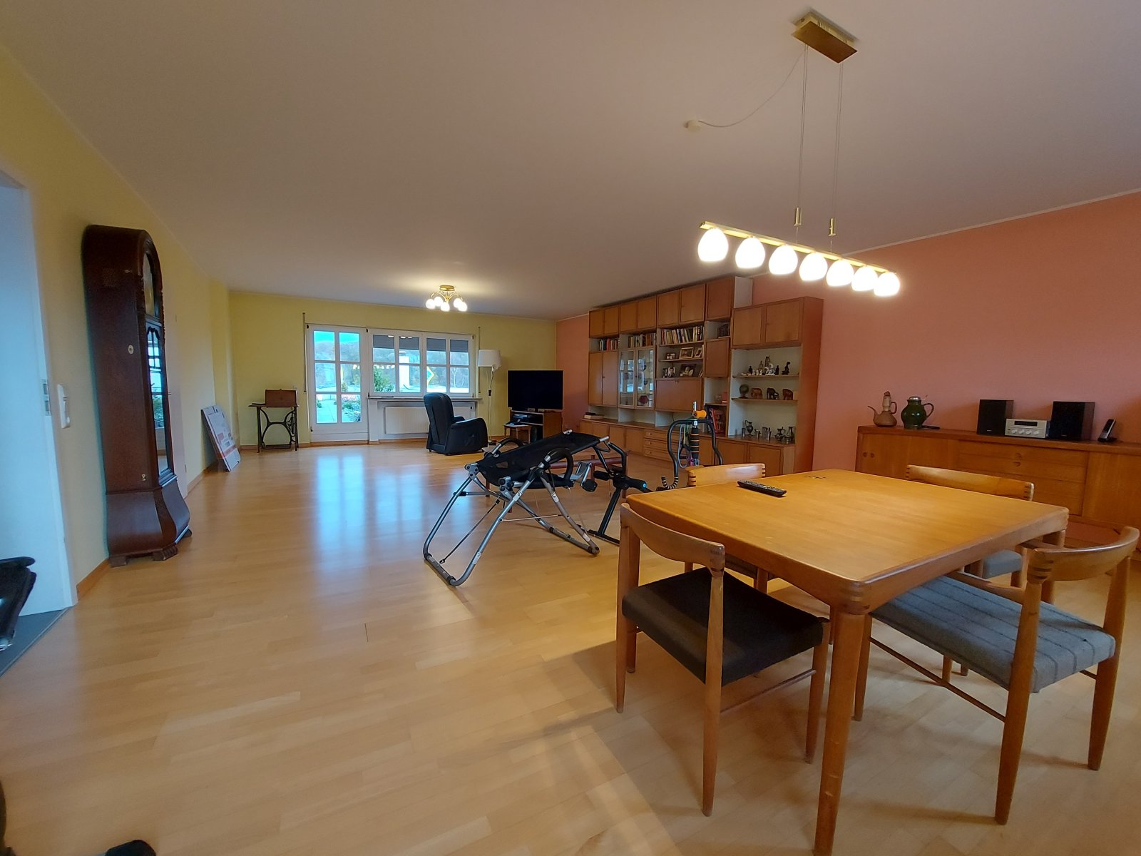 THALFANG : Hochwertige Wohnung ( ca. 152 m² ) mit Einbauküche, Dachterrasse und Garten !
