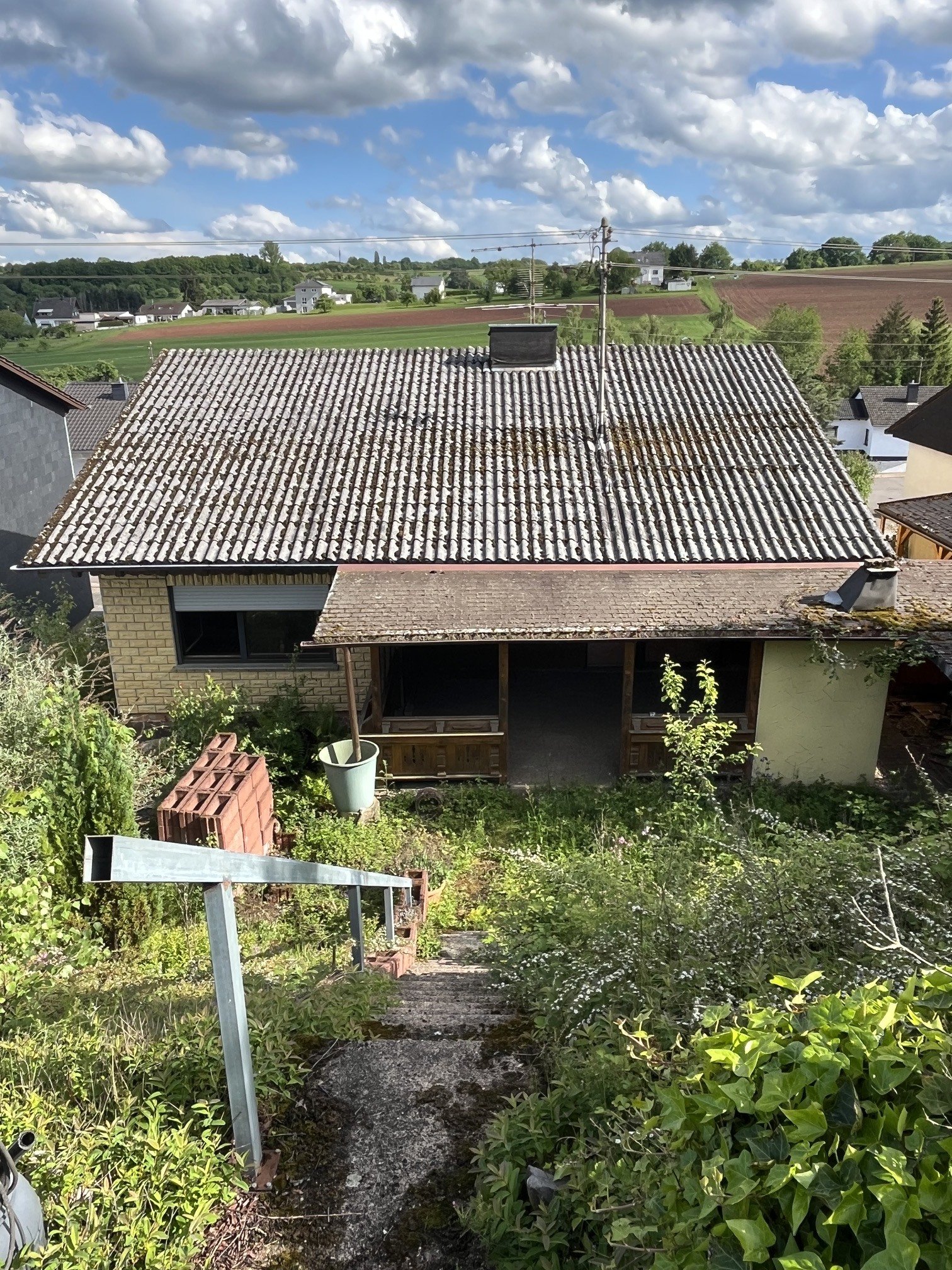 HÜTTERSDORF : Solides Haus mit FAMILIENFREUNDLICHEM Grundriss in RUHIGER Lage !    