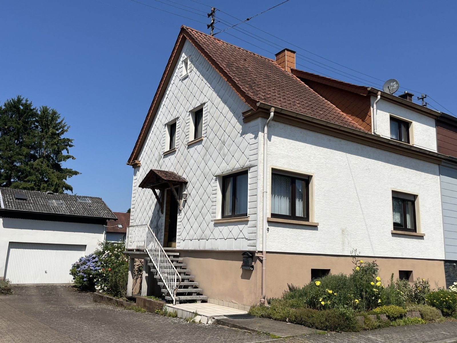 LEBACH : RUHIG und CITYNAH mit schönem GARTEN und geräumiger GARAGE !
