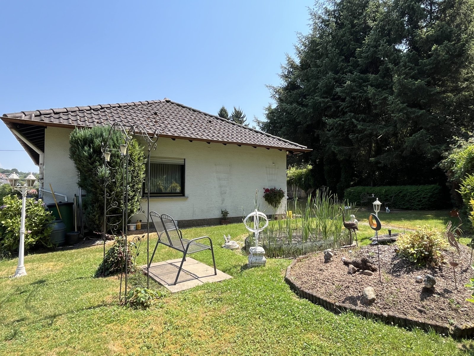 HAUSTADT : Solider BUNGALOW mit POTENTIAL in TRAUMLAGE direkt am WALDRAND !