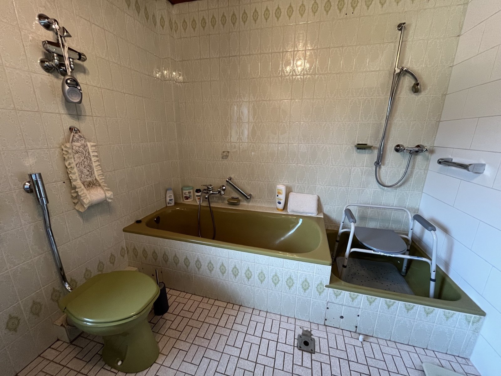 HAUSTADT : Solider BUNGALOW mit POTENTIAL in TRAUMLAGE direkt am WALDRAND !