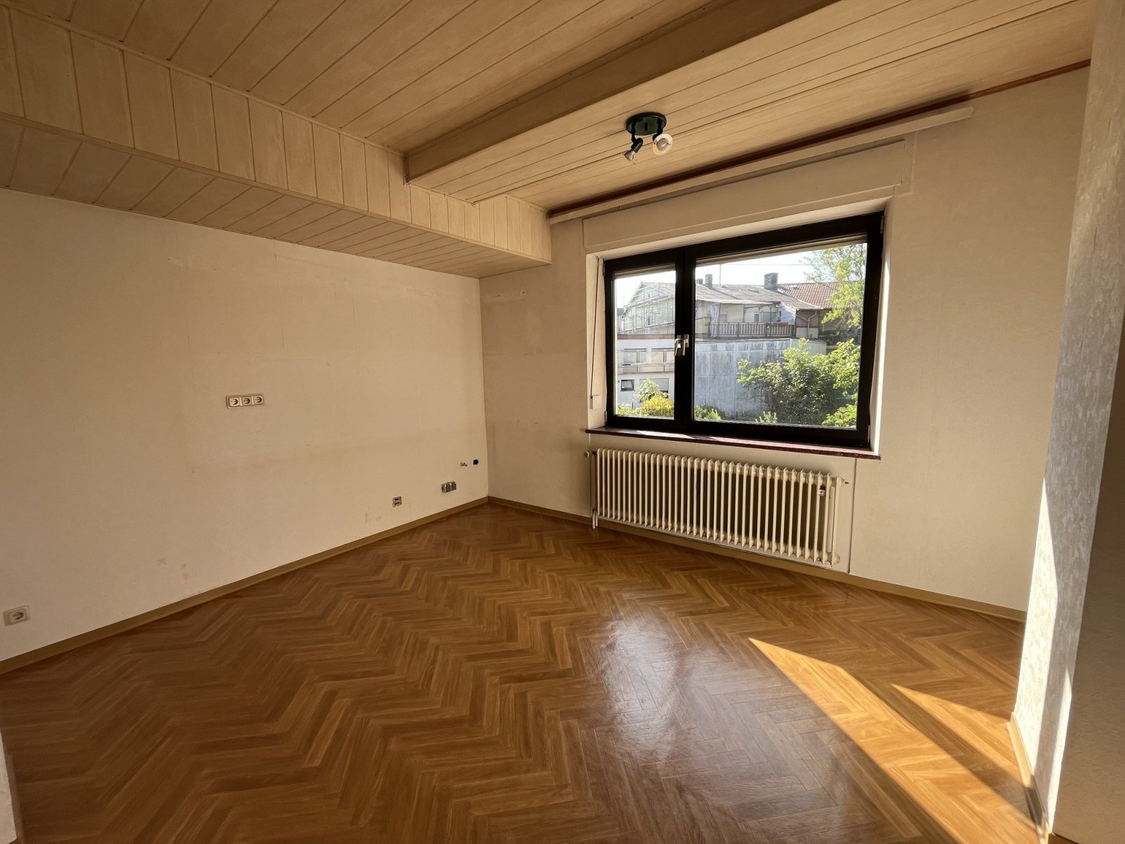 SCHMELZ : Großzügiges OBJEKT mit POTENTIAL und PV - ANLAGE in Zentrumsnähe !