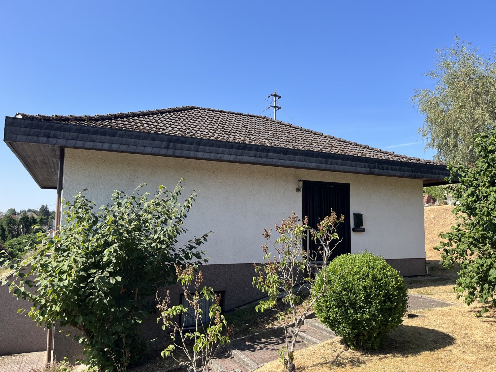 OTZENHAUSEN : BUNGALOW mit Vollkeller und POTENTIAL in ruhiger Wohnlage !