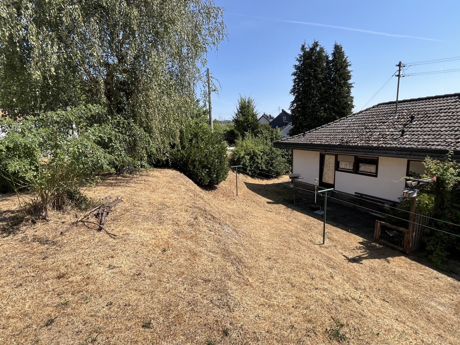 OTZENHAUSEN : BUNGALOW mit Vollkeller und POTENTIAL in ruhiger Wohnlage !