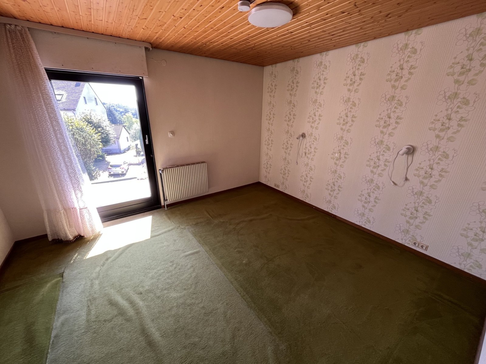 OTZENHAUSEN : BUNGALOW mit Vollkeller und POTENTIAL in ruhiger Wohnlage !