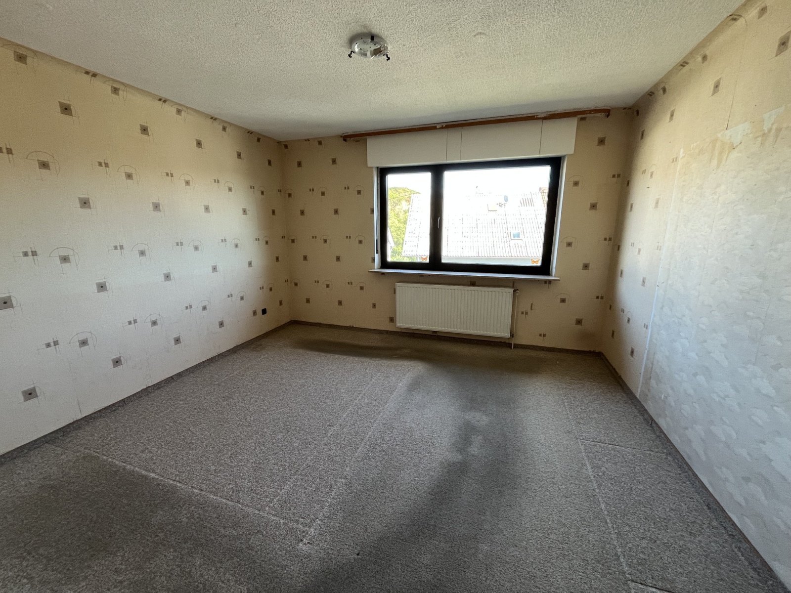 STEINBACH :  Großes 1 - 2 Familienhaus in ruhiger RANDLAGE wartet auf neue BEWOHNER ! !