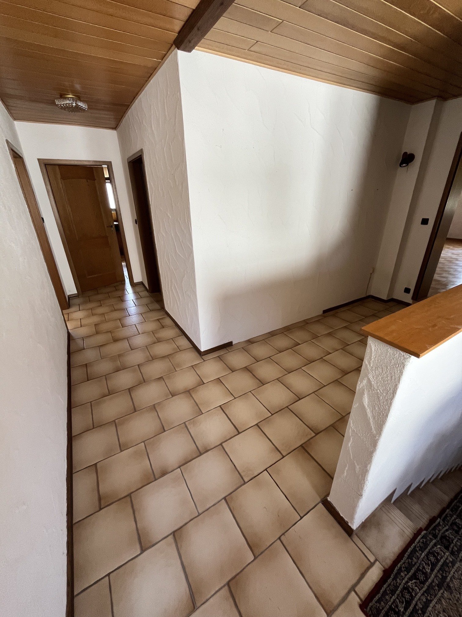 STEINBACH :  Großes 1 - 2 Familienhaus in ruhiger RANDLAGE wartet auf neue BEWOHNER ! !