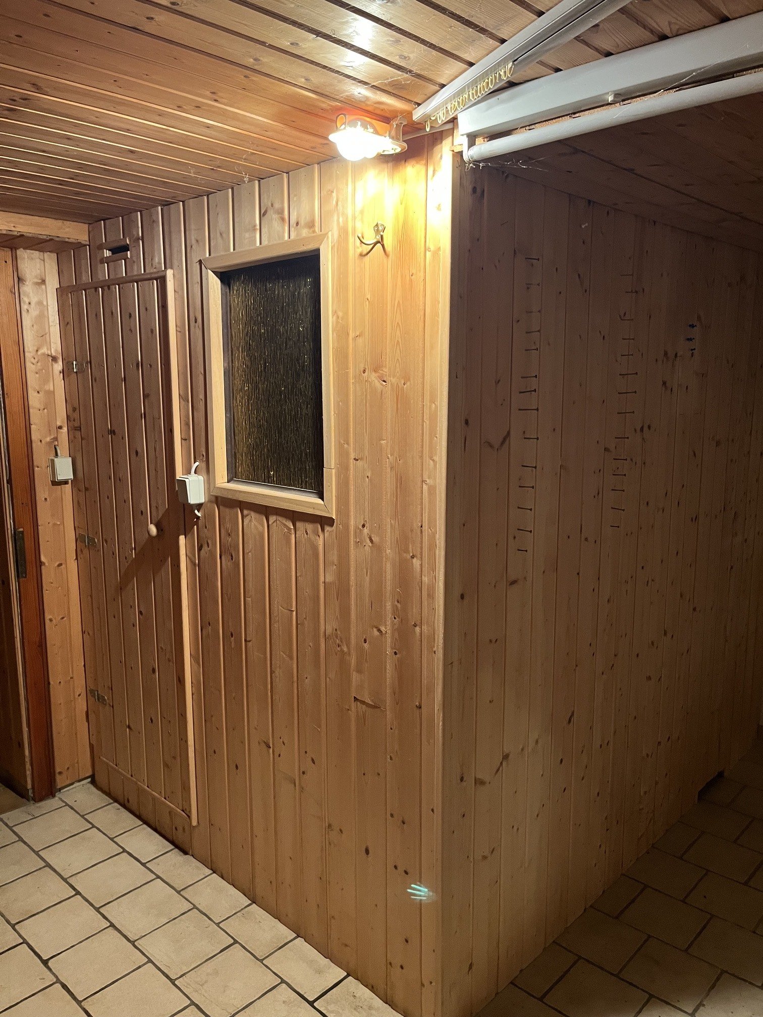 STEINBACH :  Großes 1 - 2 Familienhaus in ruhiger RANDLAGE wartet auf neue BEWOHNER ! !
