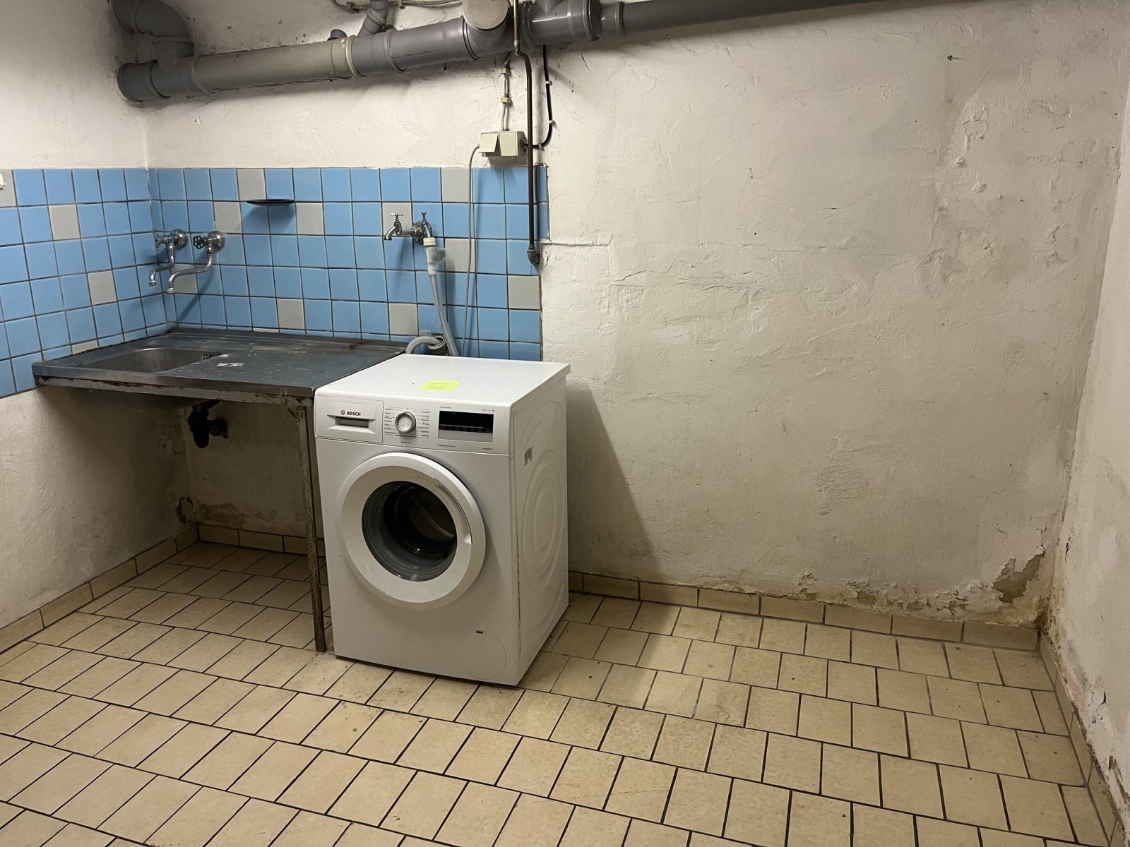 STEINBACH :  Großes 1 - 2 Familienhaus in ruhiger RANDLAGE wartet auf neue BEWOHNER ! !