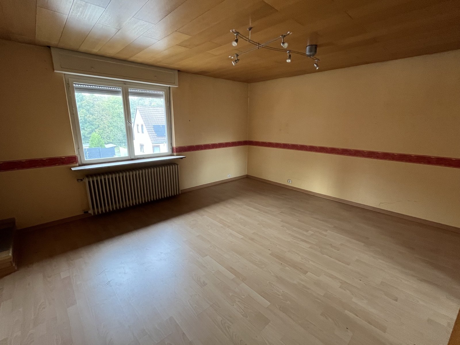 FRAULAUTERN : Großes 1 - 2 Familienhaus mit POTENTIAL und  schönem GRUNDSTÜCK ! 
