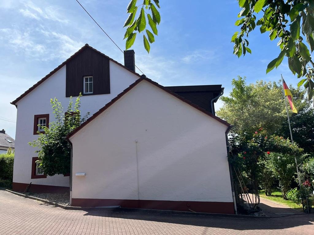 Seitenansicht mit Garage Seitenansicht mit Garage