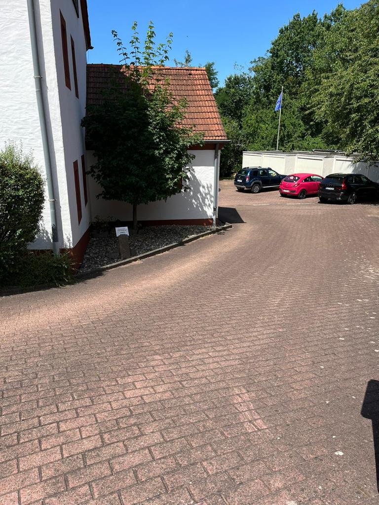 Einfahrt mit Garagen Einfahrt mit Garagen