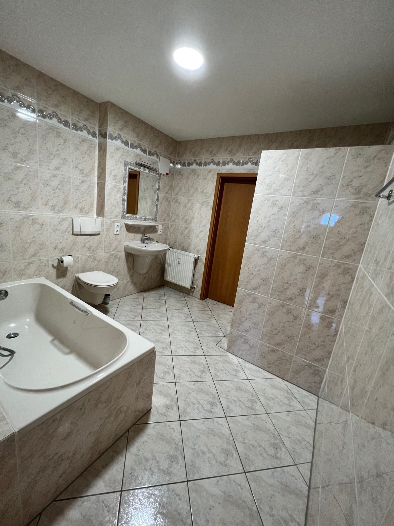 Bad ( baugleiche Wohnung / andere Badewanne vorhanden ) Bad ( baugleiche Wohnung / andere Badewanne vorhanden )