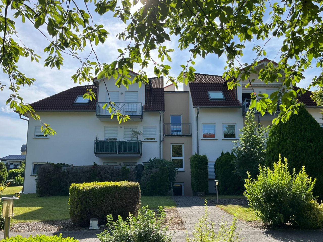 Aussenansicht ( Wohnung EG links ) Aussenansicht ( Wohnung EG links )