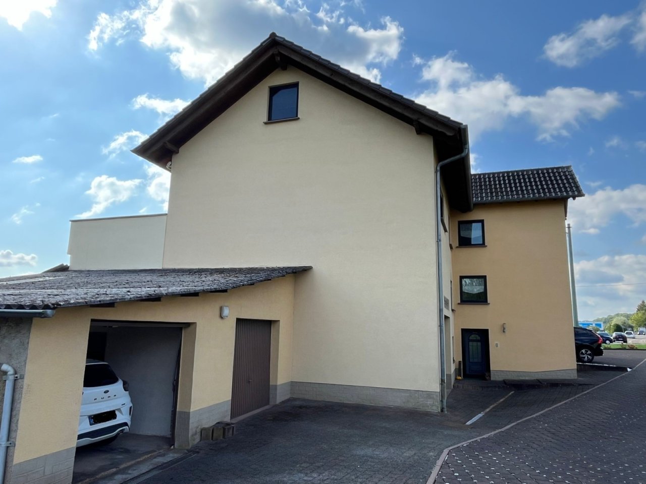 Seitenansicht mit Garagen Seitenansicht mit Garagen
