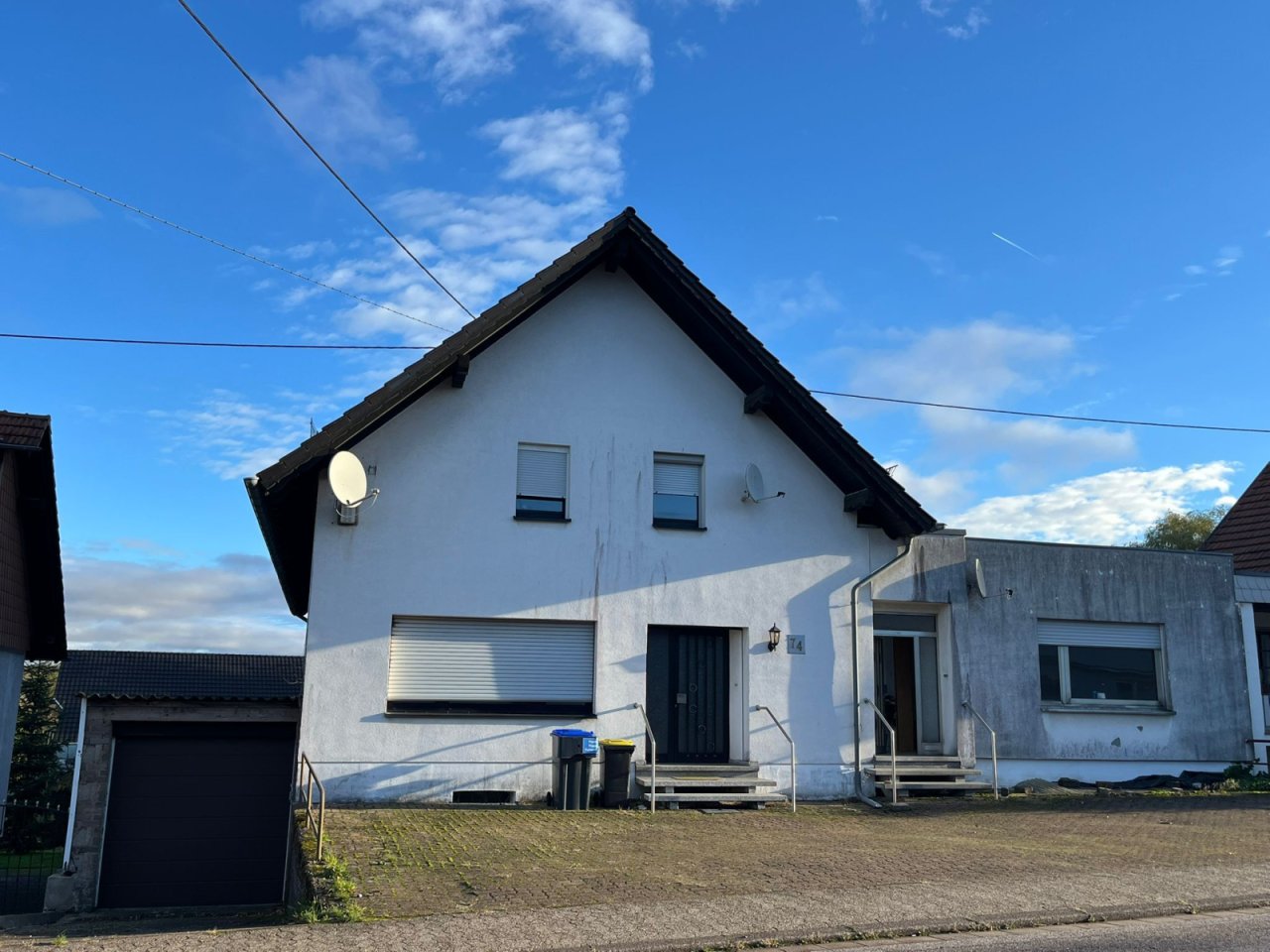 Front mit Garage Front mit Garage