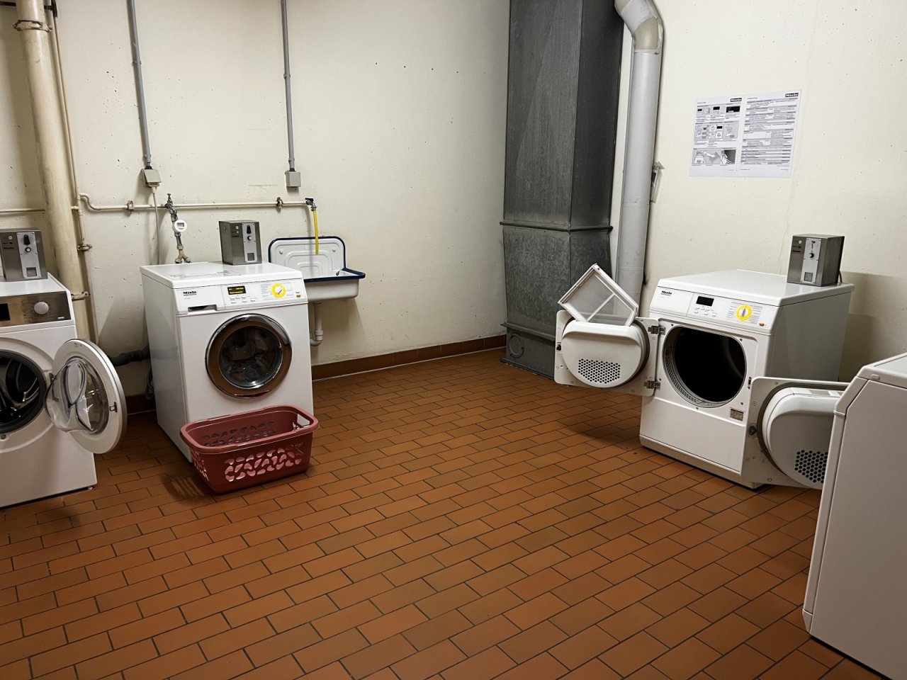 Waschküche mit Münzautomaten Waschküche mit Münzautomaten