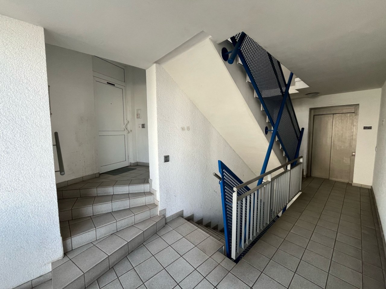 Treppenhaus vor Praxis Treppenhaus vor Praxis