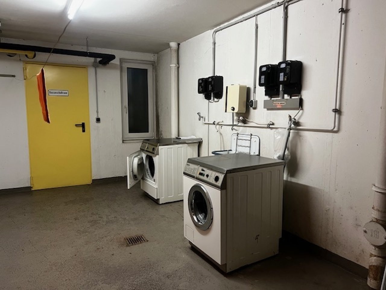Waschküche mit Münzwaschautomat Waschküche mit Münzwaschautomat