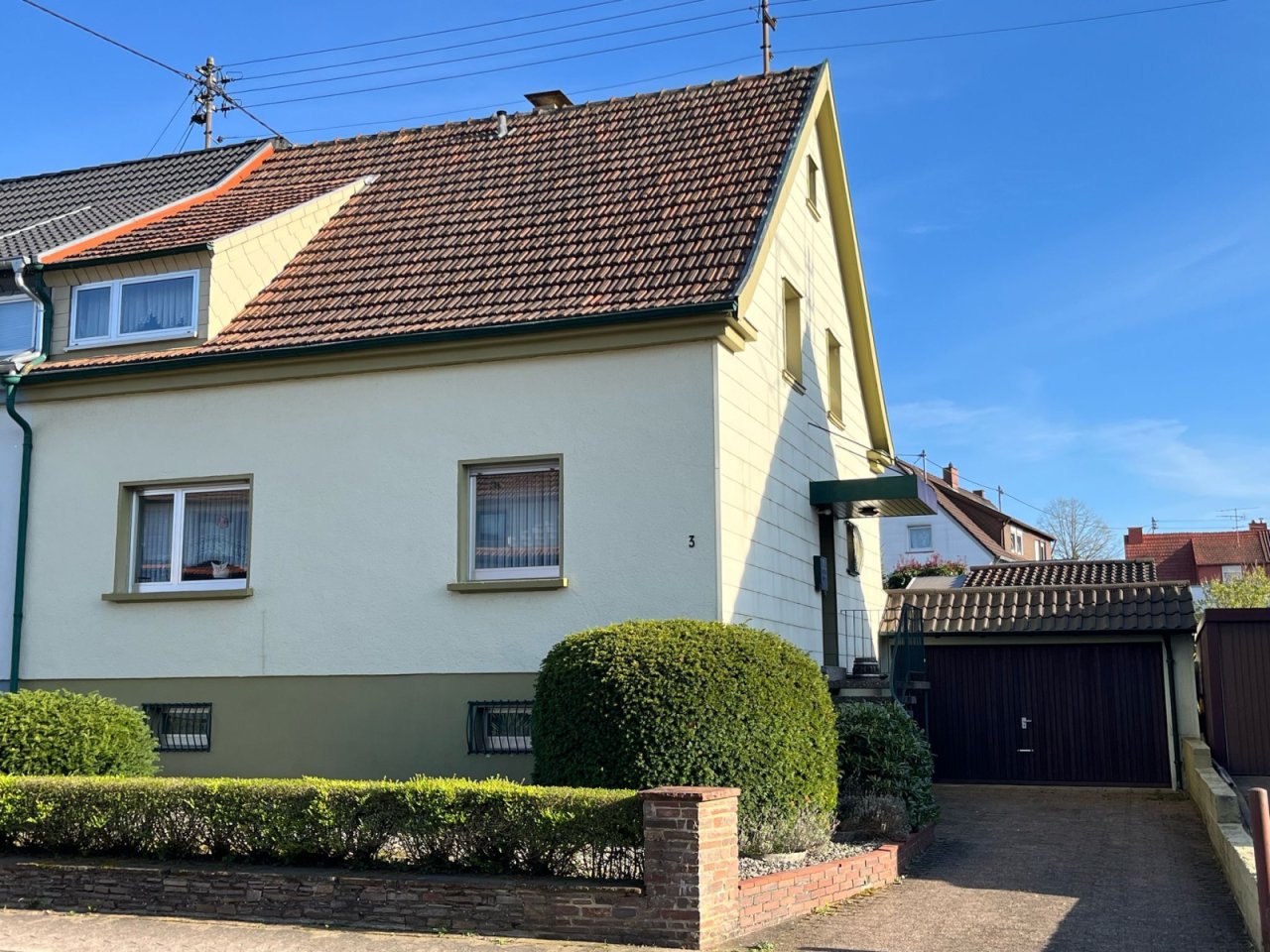 Front mit Garage Front mit Garage