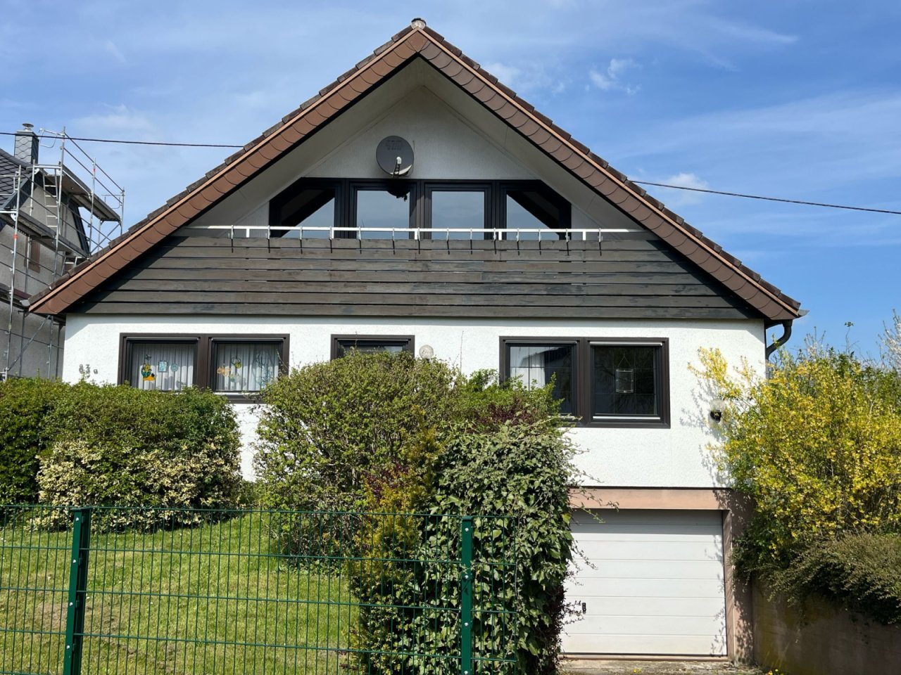 Front mit Garage für 2 PKW Front mit Garage für 2 PKW