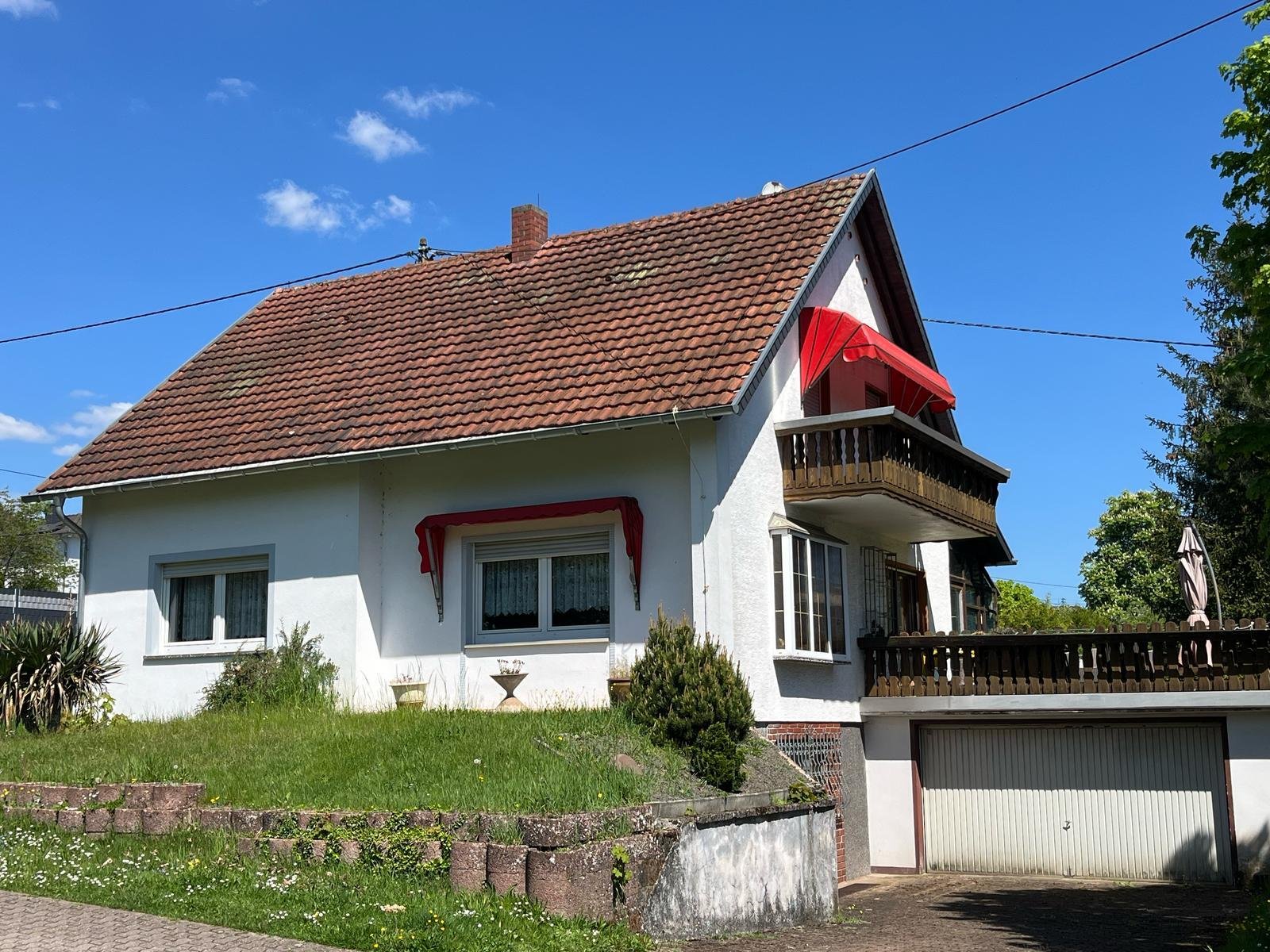 Front mit Garage