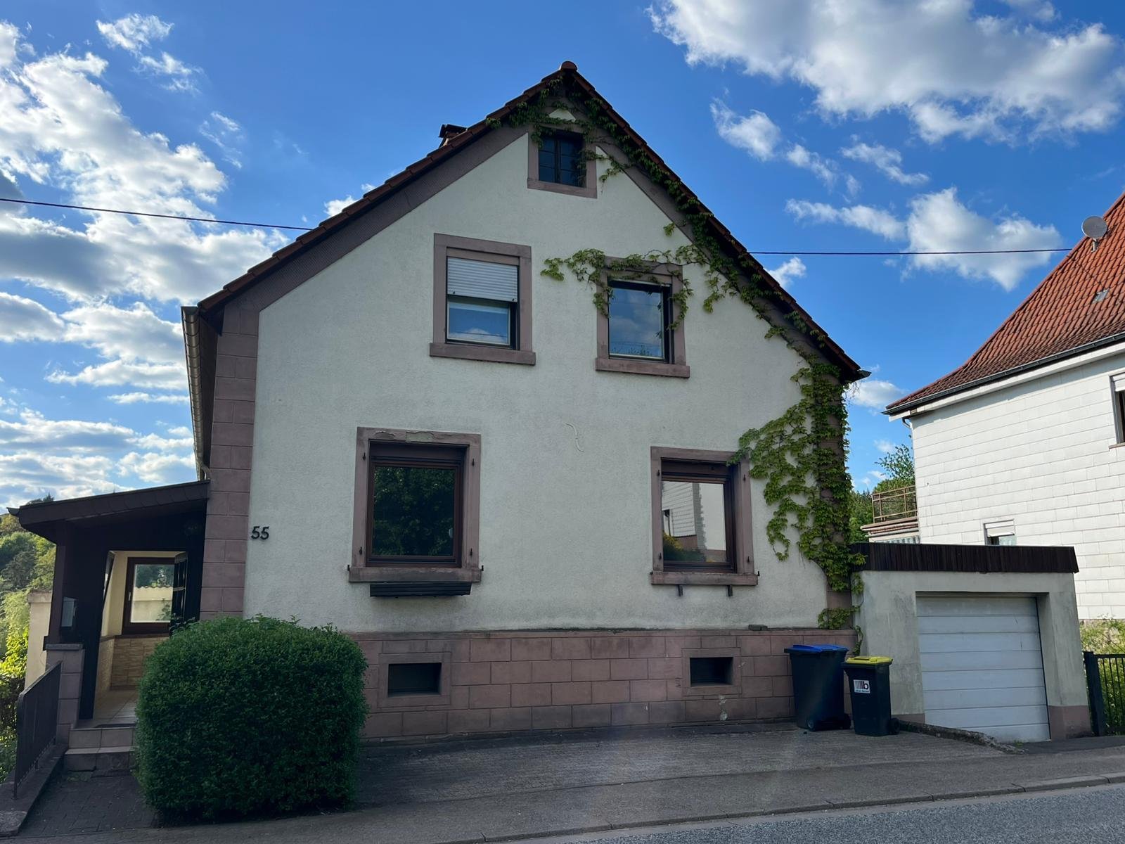 Front mit Garage Front mit Garage