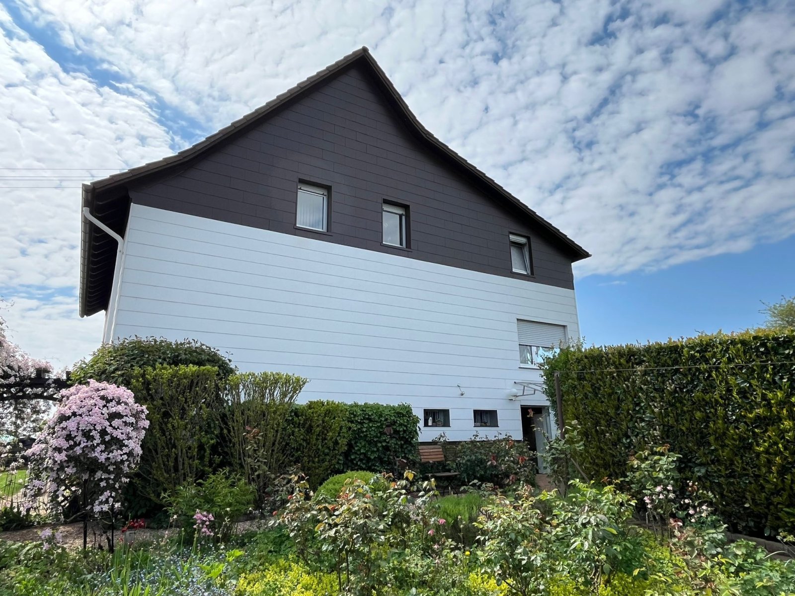Seitenansicht mit Garten Seitenansicht mit Garten