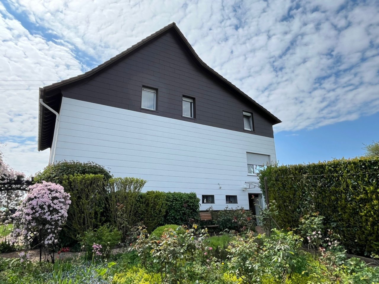 Seitenansicht mit Garten Seitenansicht mit Garten