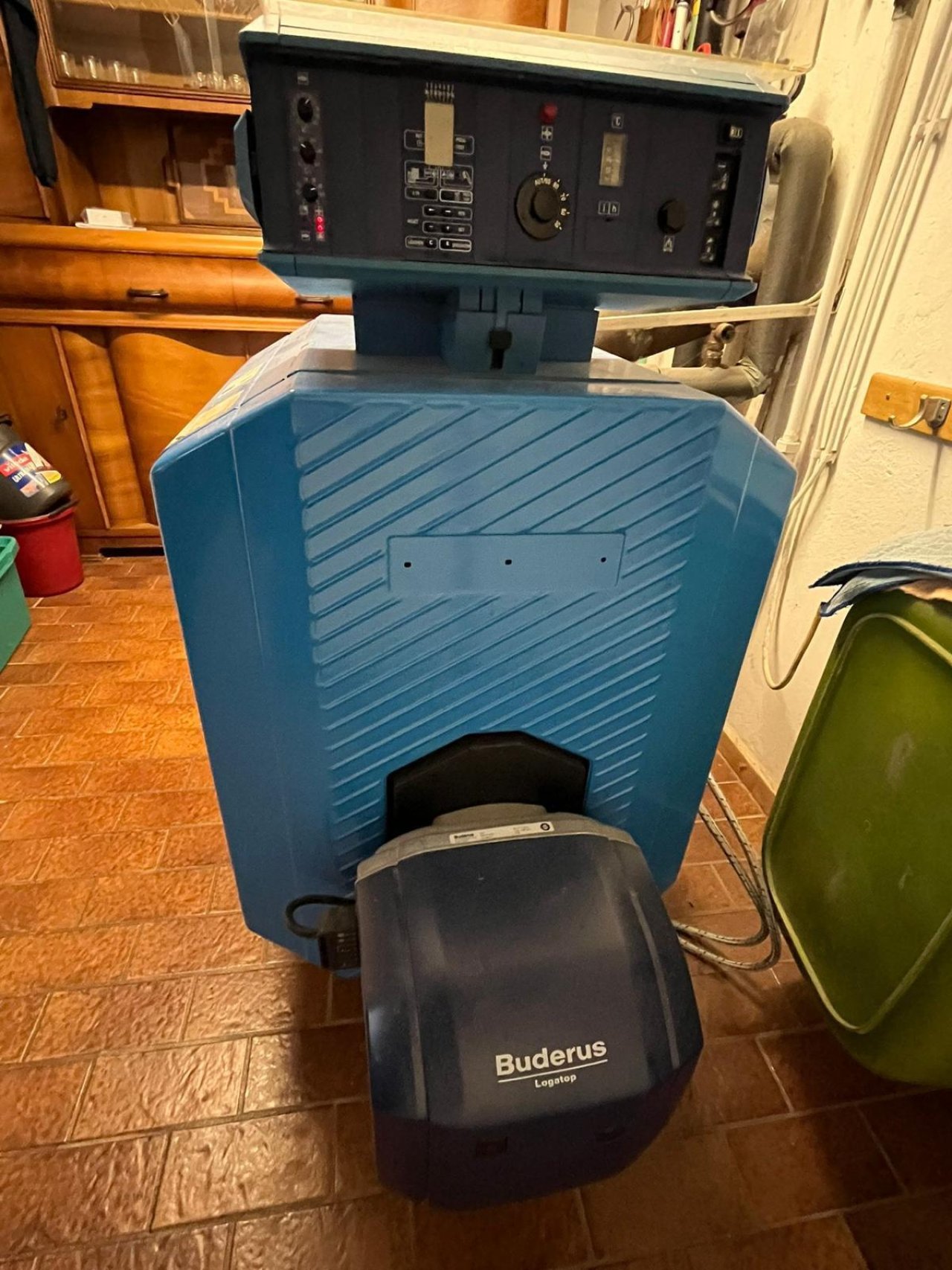 Heizung ( 94 Kessel / 22 Brenner neu ) Heizung ( 94 Kessel / 22 Brenner neu )