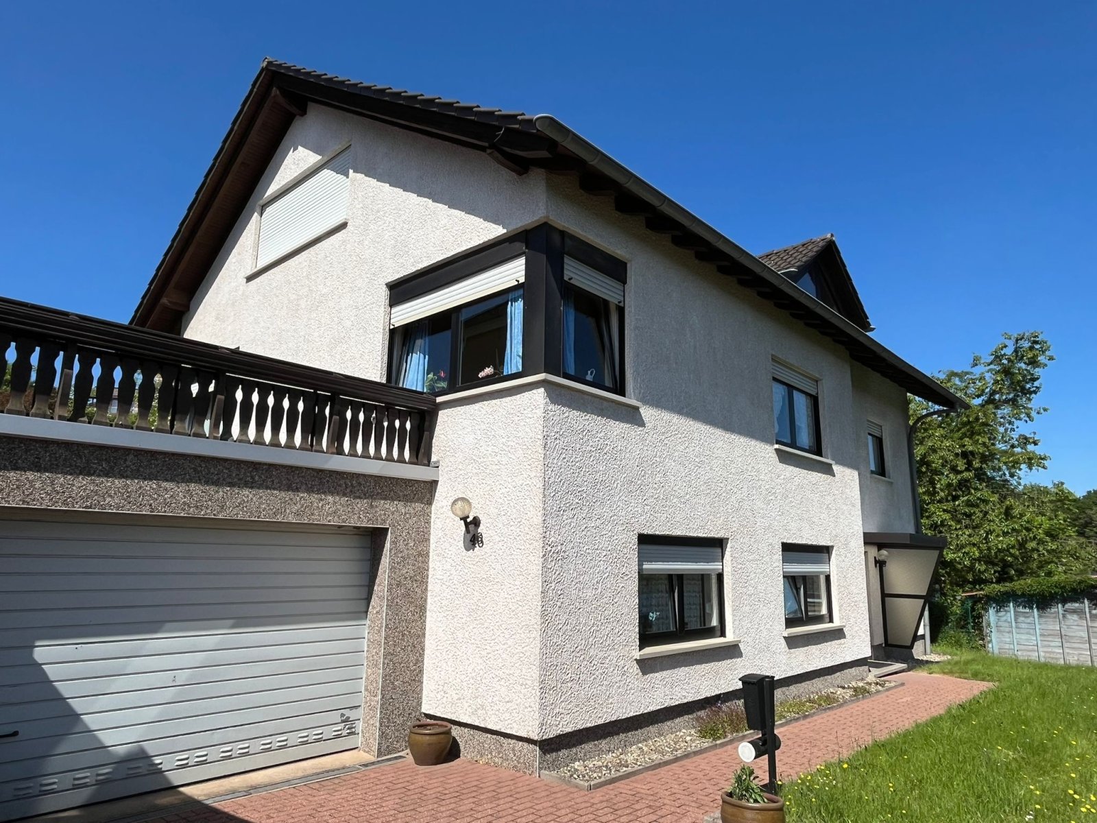 Front mit Garage Front mit Garage