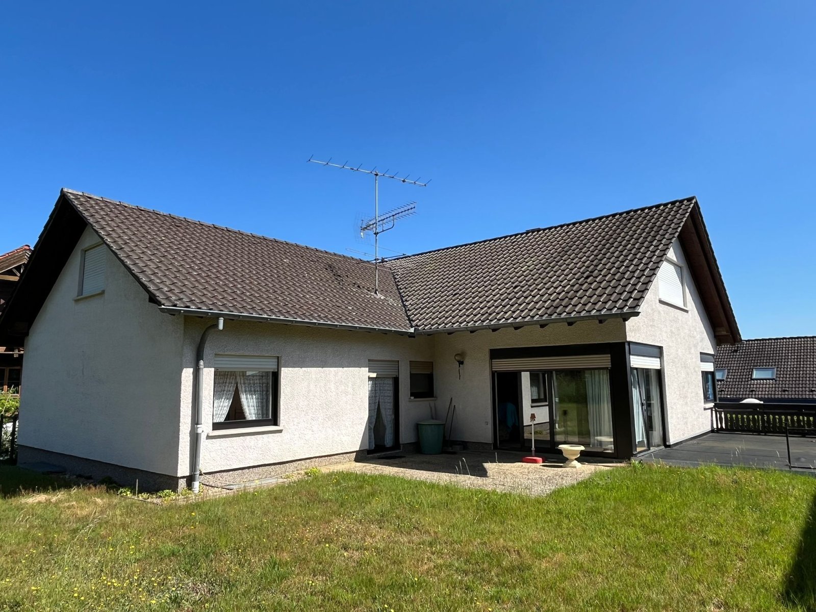 Rückansicht mit Terrasse Rückansicht mit Terrasse