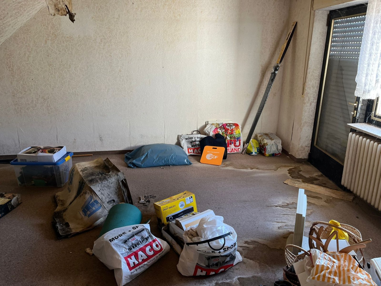 Schlafzimmer DG ( muss komplett saniert werden ) Schlafzimmer DG ( muss komplett saniert werden )
