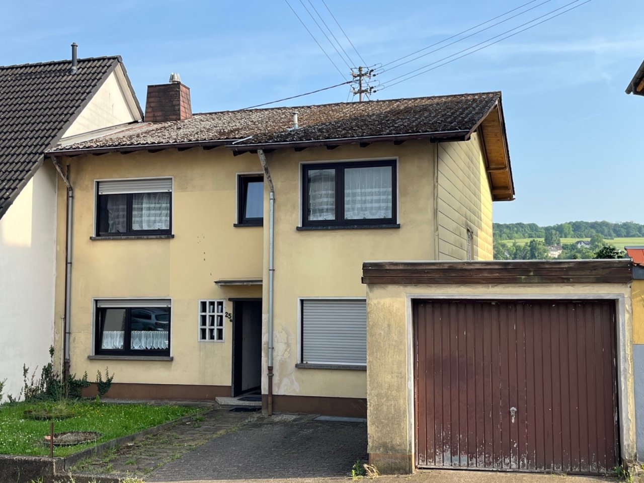 Front mit Garage Front mit Garage
