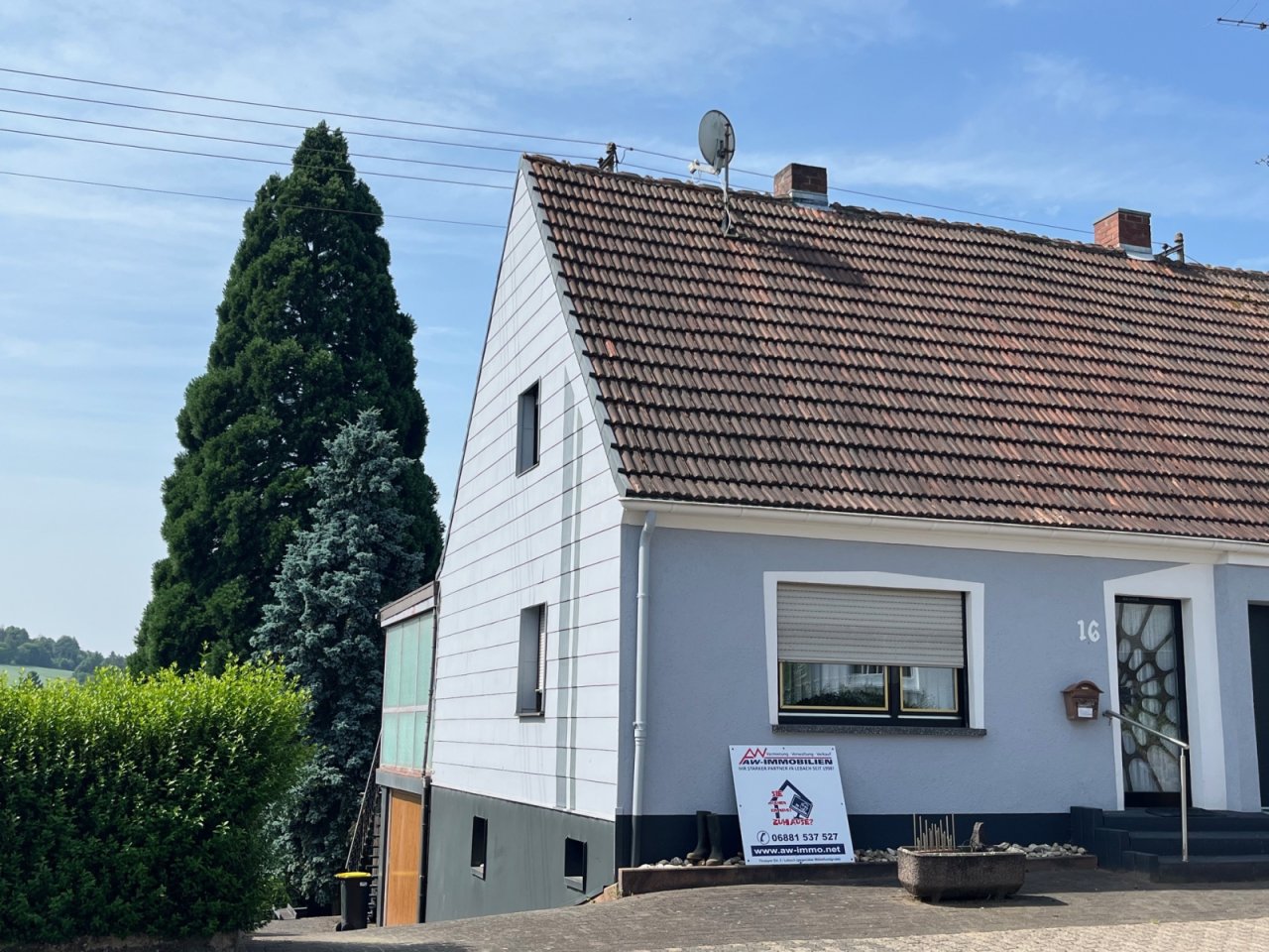 Front mit Einfahrt Front mit Einfahrt