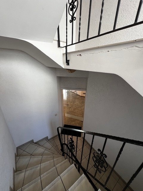 Treppenhaus Front zur Gewerbefläche Treppenhaus Front zur Gewerbefläche