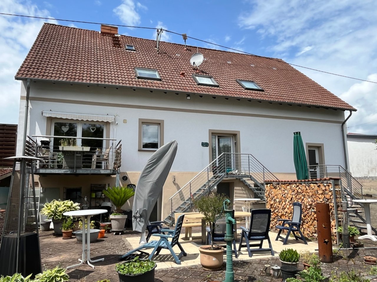 Rückansicht mit Terrasse Rückansicht mit Terrasse
