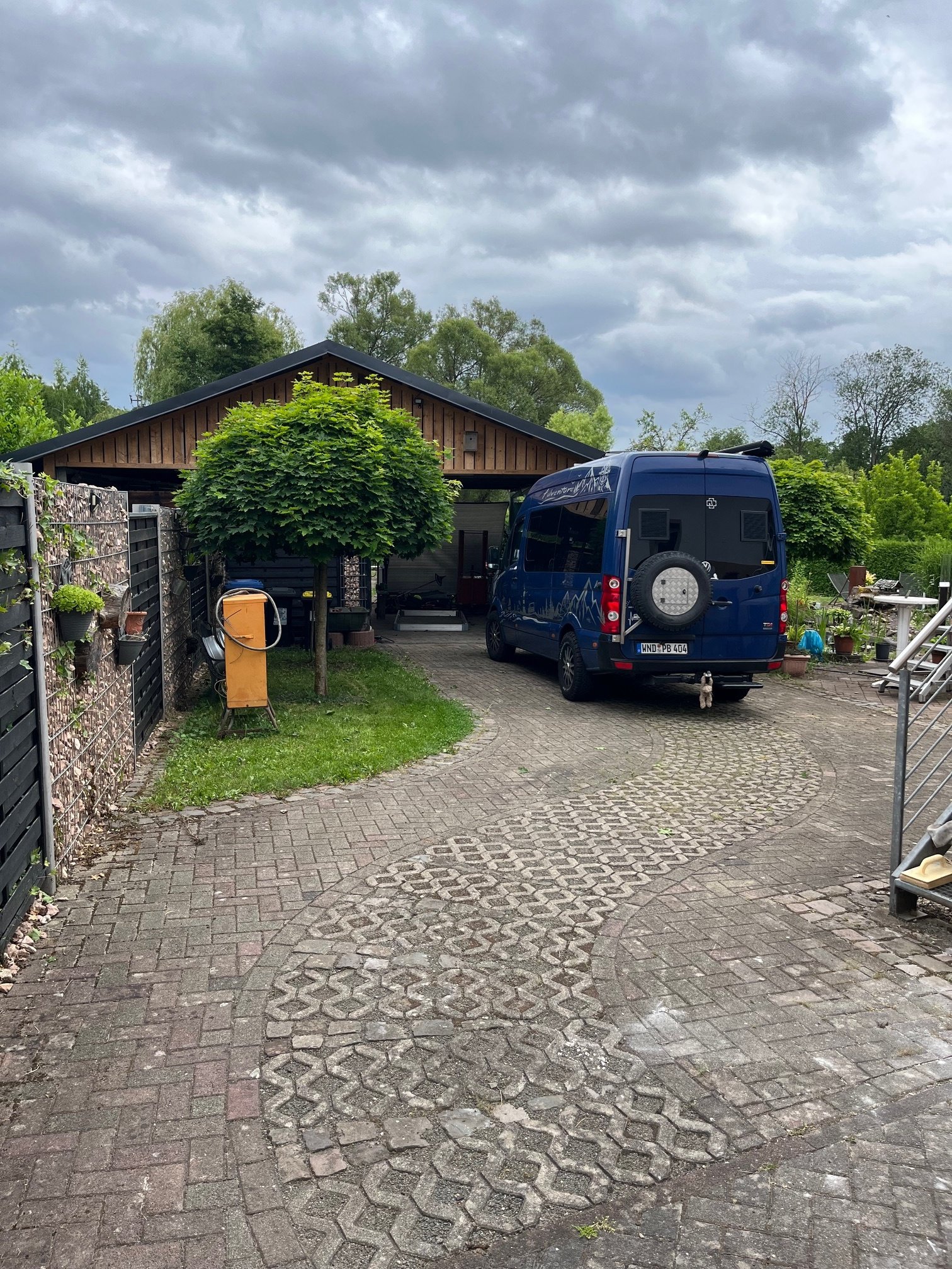 Hoffläche mit Carport Hoffläche mit Carport