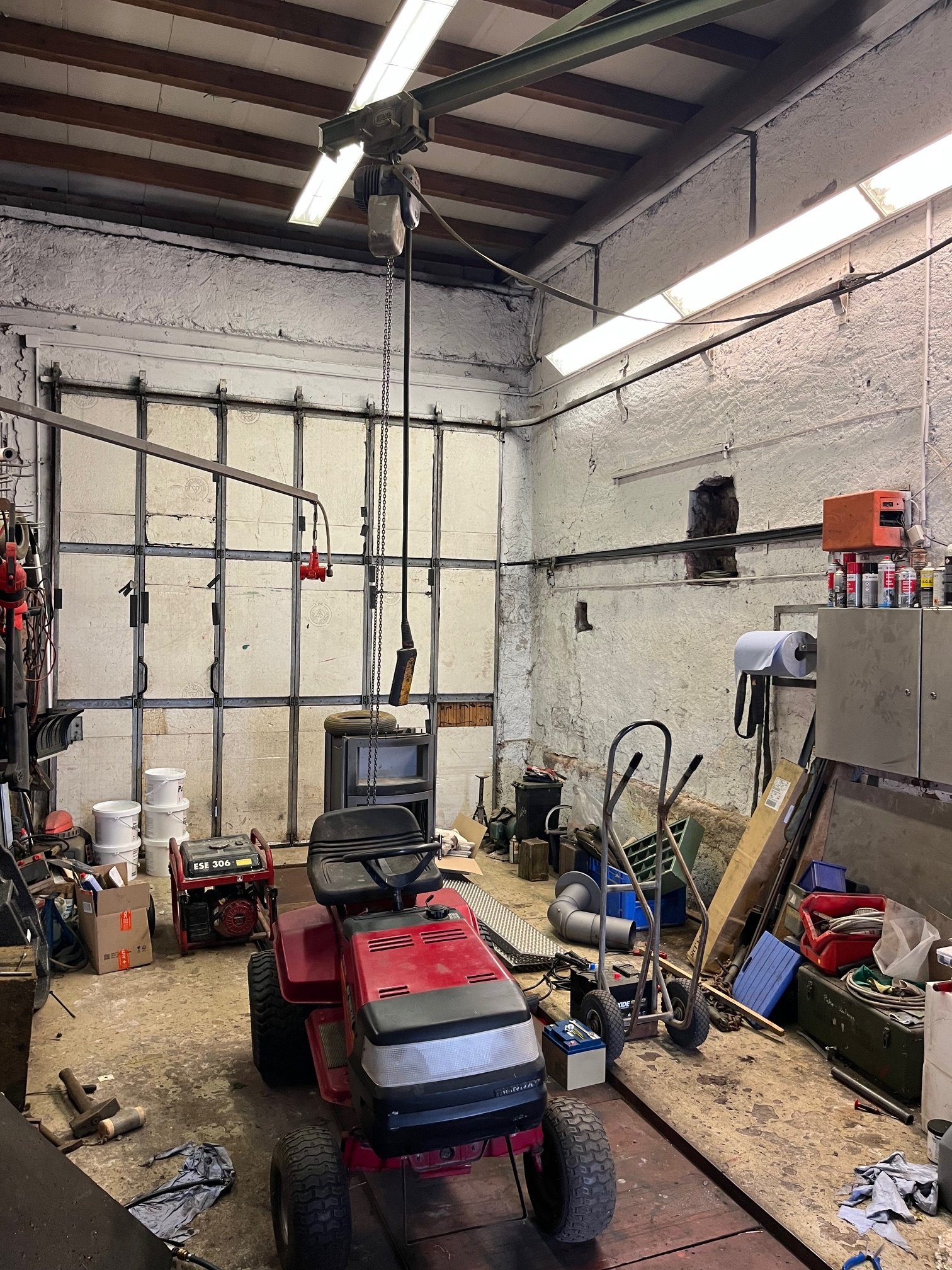 Garage im Haus mit Grube und Abstellfläche Garage im Haus mit Grube und Abstellfläche