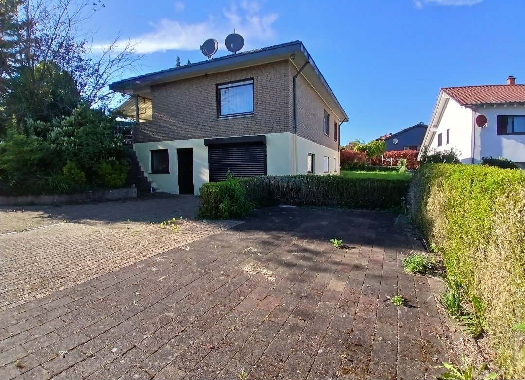 Rückansicht mit Garage und 3 Stellplätze Rückansicht mit Garage und 3 Stellplätze