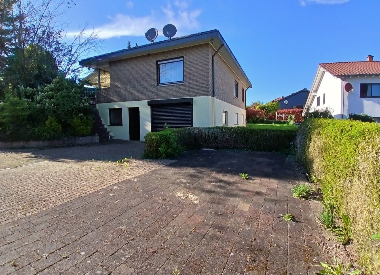 Rückansicht mit Garage und 3 Stellplätze Rückansicht mit Garage und 3 Stellplätze