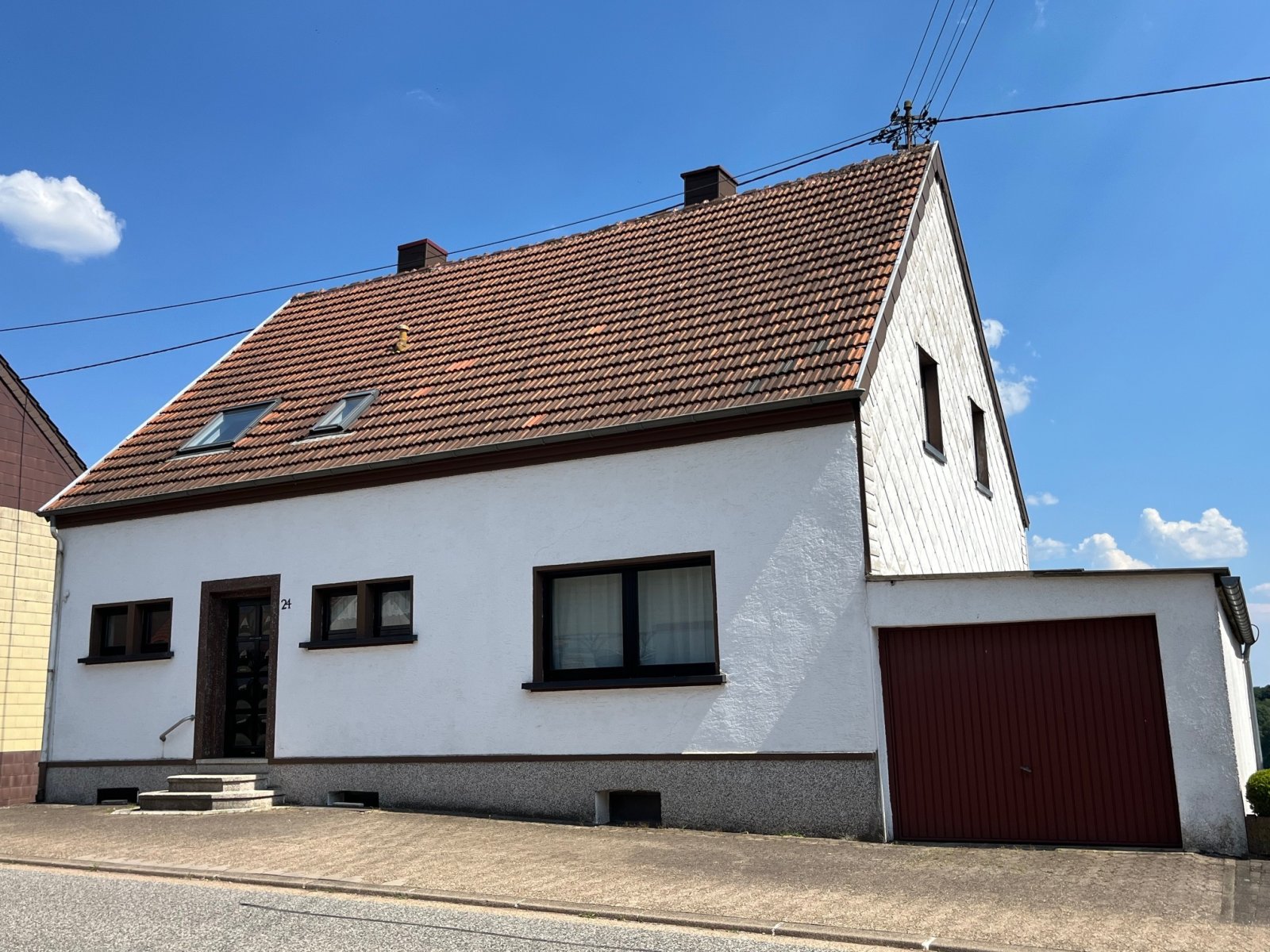 Front mit Garage Front mit Garage