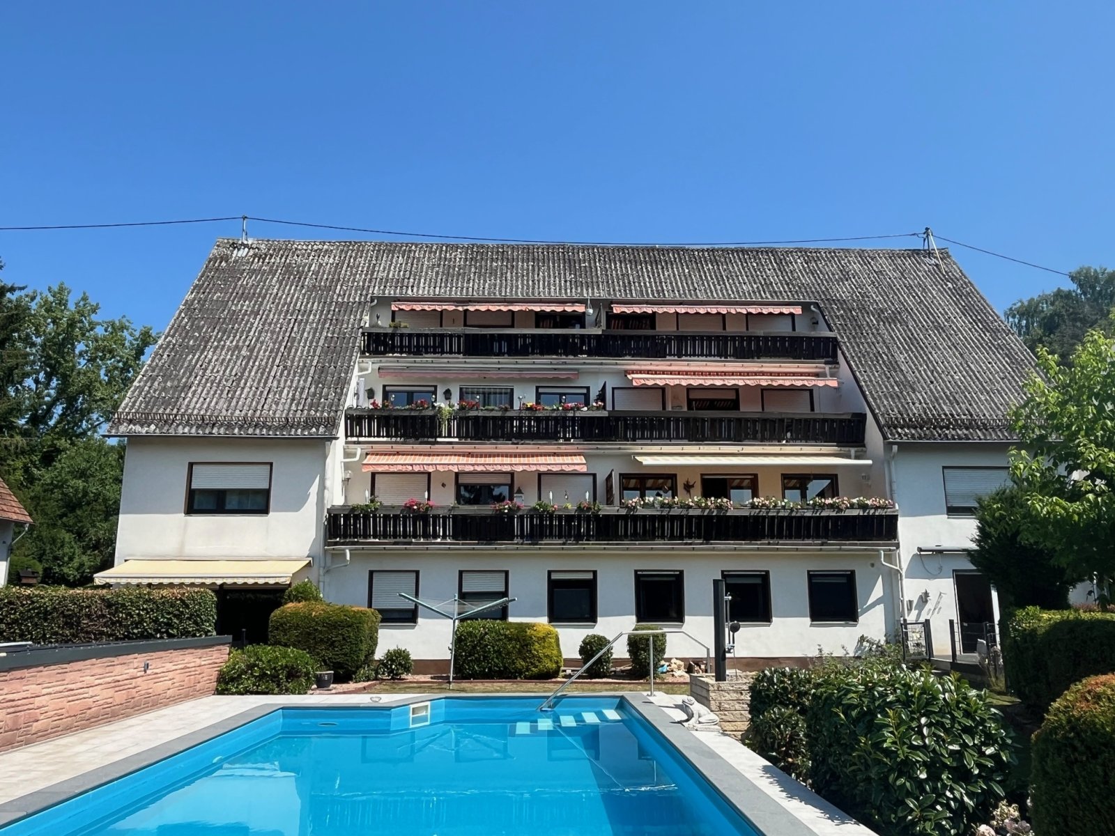 Rückansicht mit Pool Rückansicht mit Pool