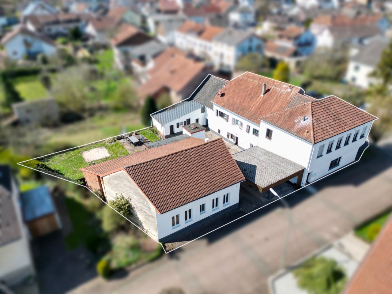 Gesamtkpomplex mit Hallen und 2 Wohnhäusern