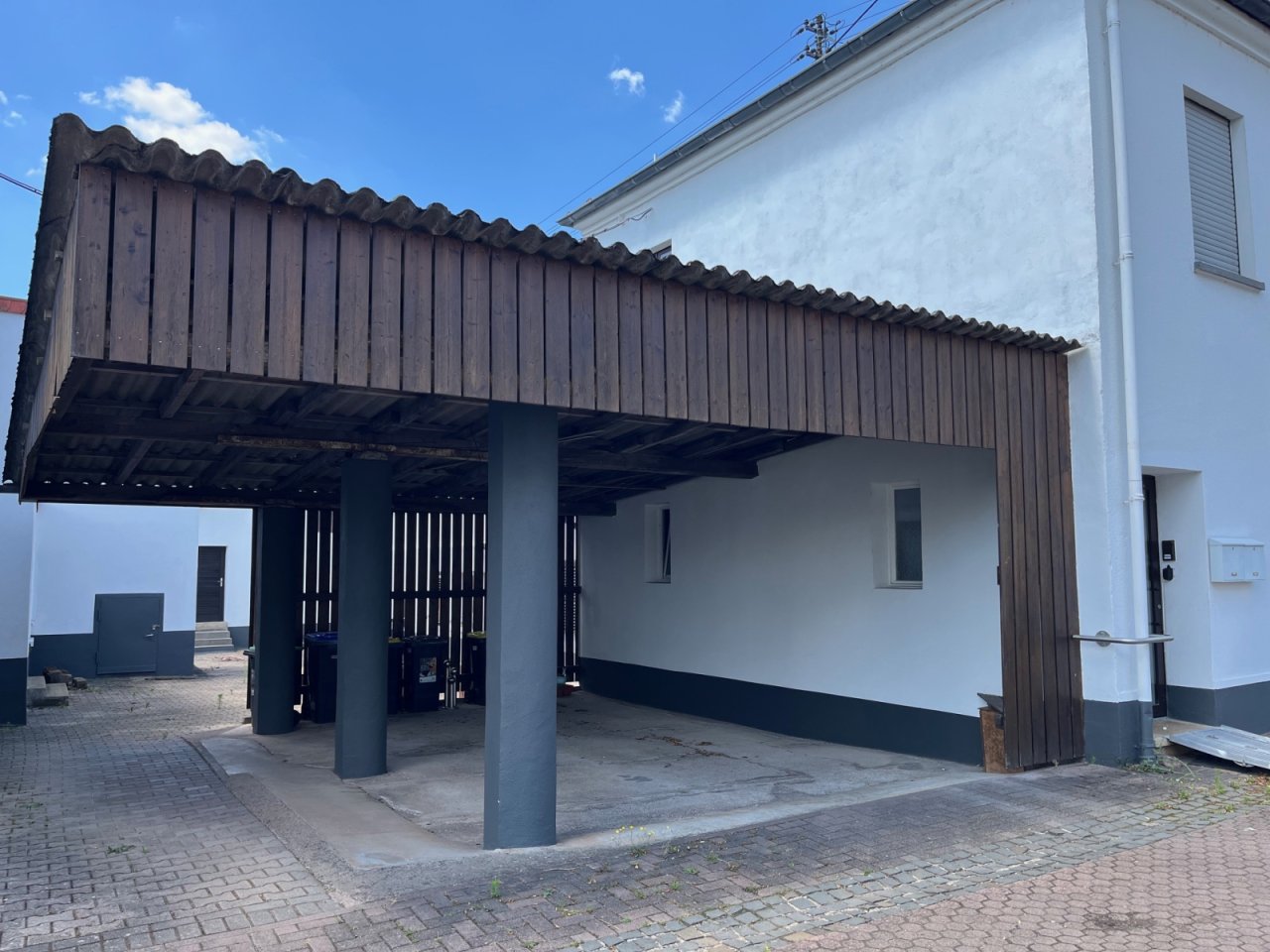 Carport an 2 FH