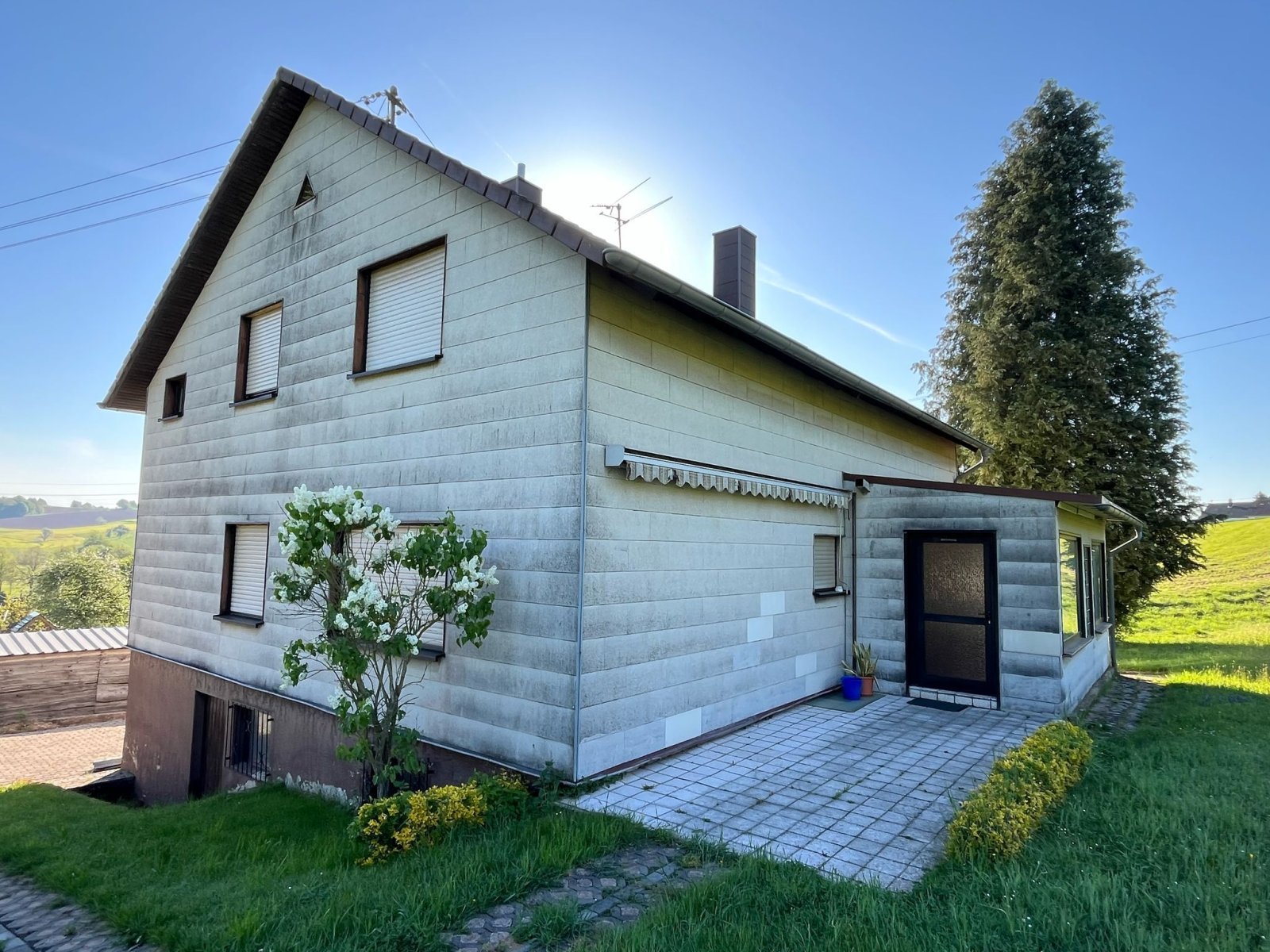 Rückansicht mit Terrasse Rückansicht mit Terrasse
